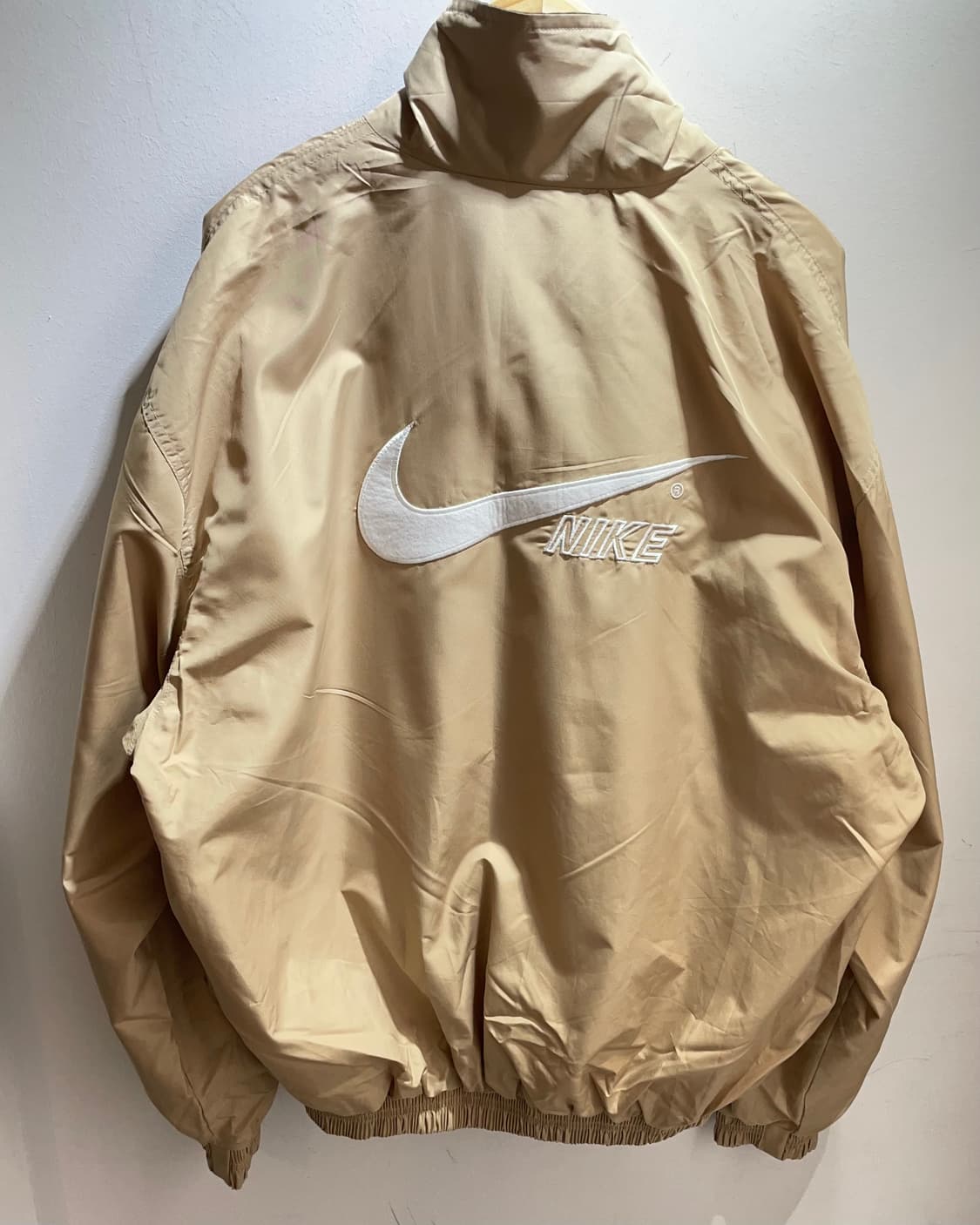 L 나이키 빅로고 스우시 베이지 바람막이 상품이미지3