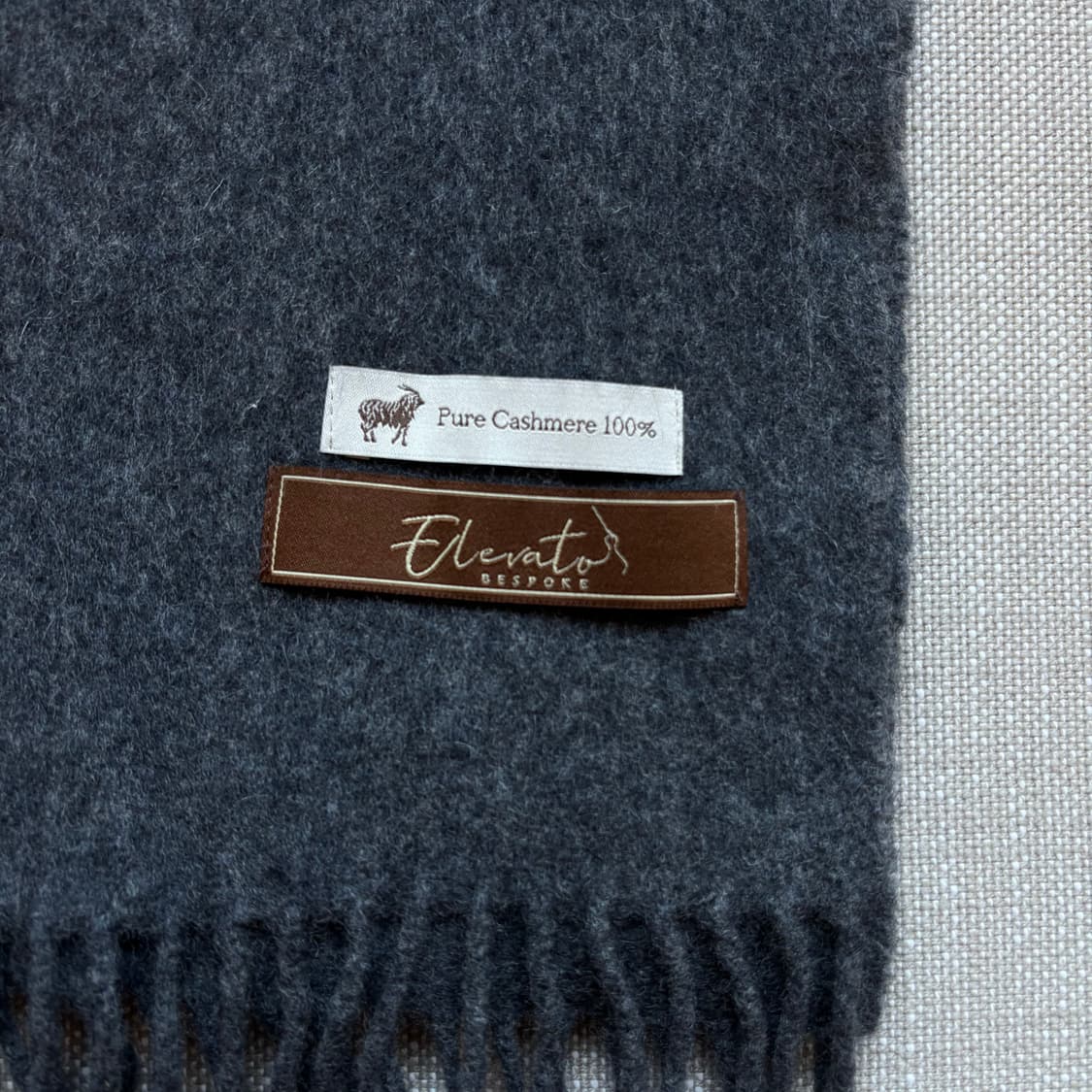 엘렘토(Elemto) 브랜드의 퓨어 캐시미어 100% 머플러 그레이 상품이미지3