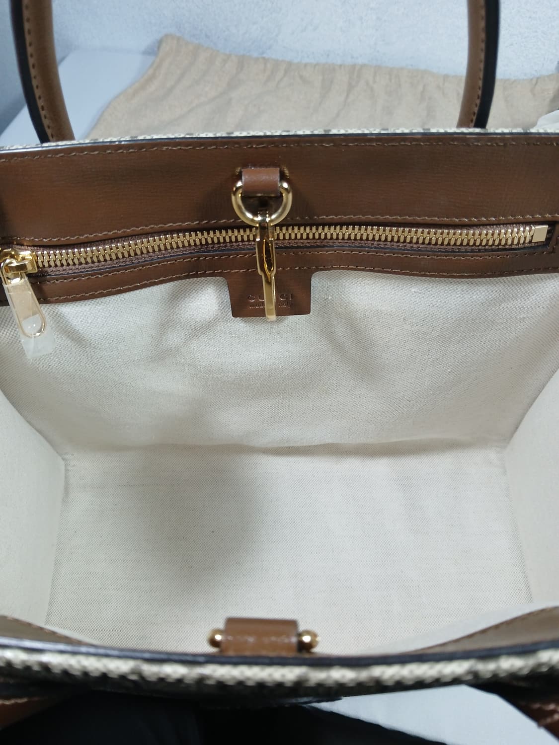 구찌 인터로킹 GG 토트백 스몰 659983 상품이미지9