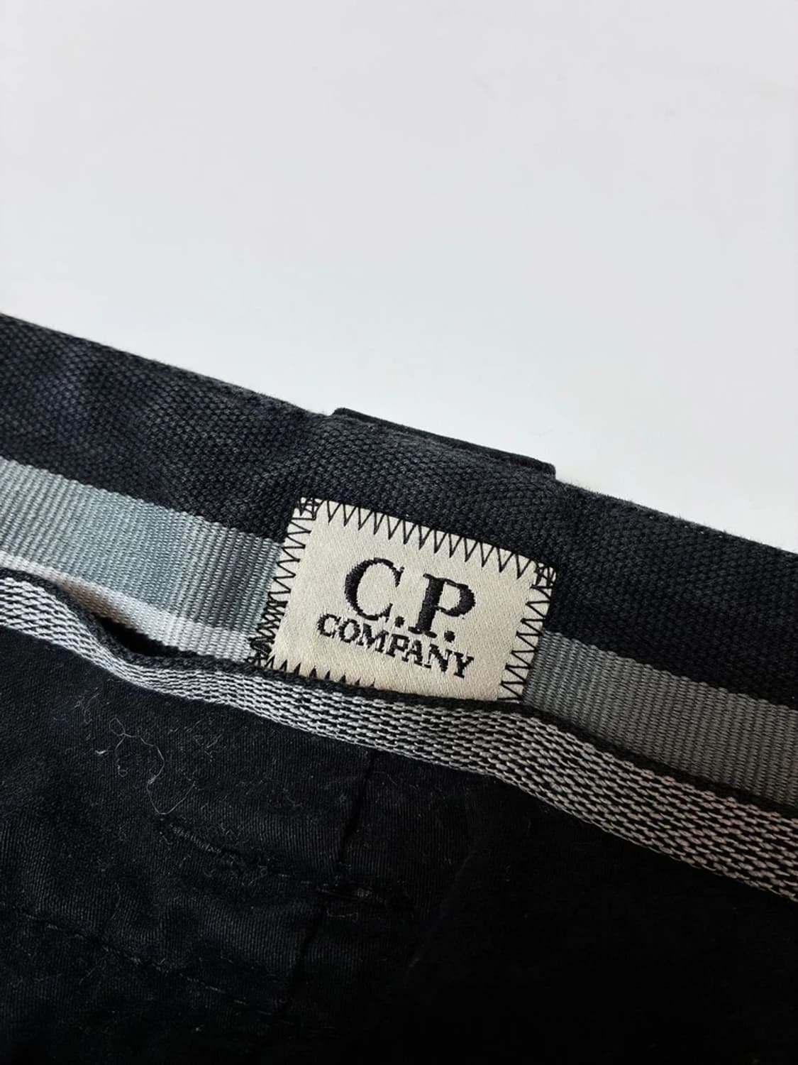 cp컴퍼니 22ss 가먼트다이 스트레치 새틴 렌즈 카고 팬츠 PN8519 상품이미지9