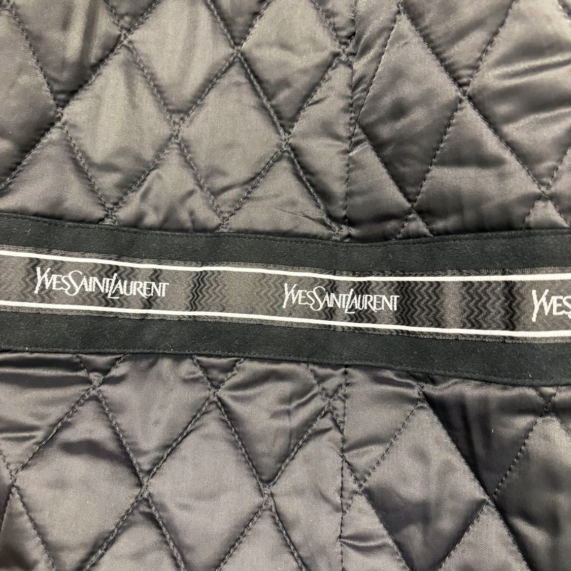 입생로랑 하프 코트 미니멀 솔리드 안감 로고 라벨 테이핑 디테일 블랙 상품이미지6