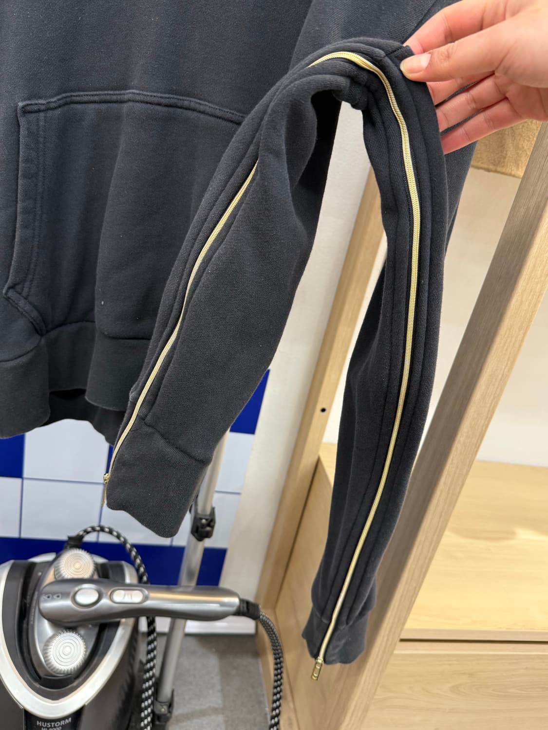 아디다스 금장로고 블랙 후드티 상품이미지5