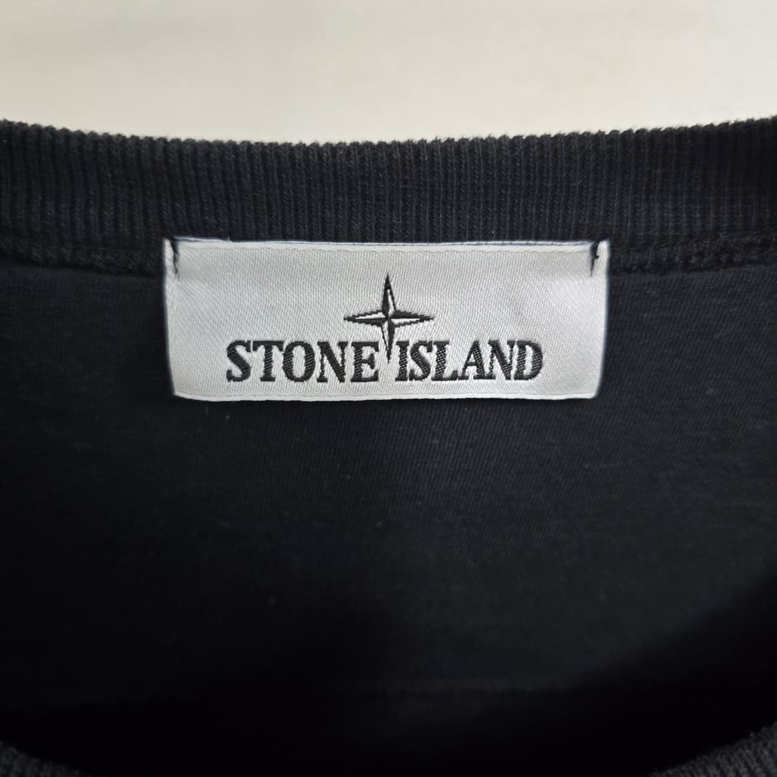 23fw 스톤아일랜드 맨투맨 블랙 L사이즈 100 판매 상품이미지2