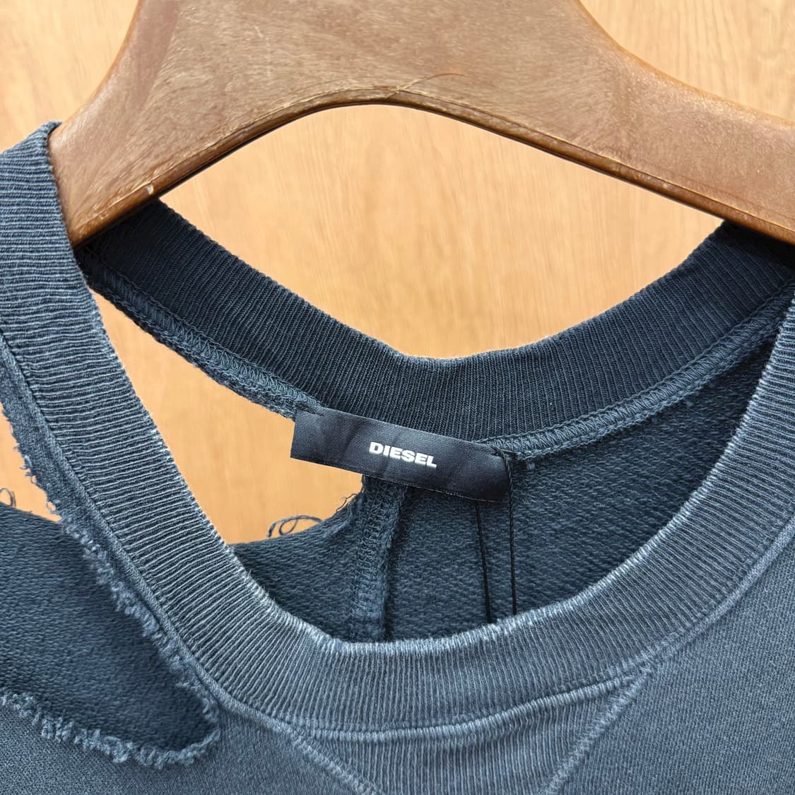 디젤 오프숄더 롱원피스 컷아웃 숄더 디스트로이드 디테일 다크 그레이 상품이미지6