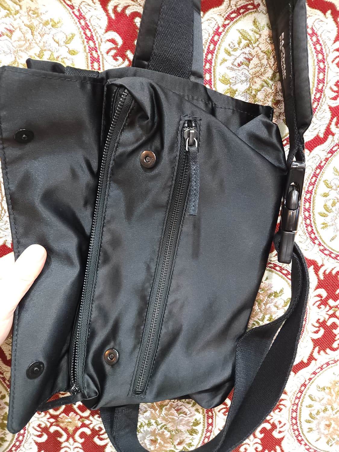 이스트팩 x 라프시몬스 포스터 크로스 바디 숄더백
​ 상품이미지7