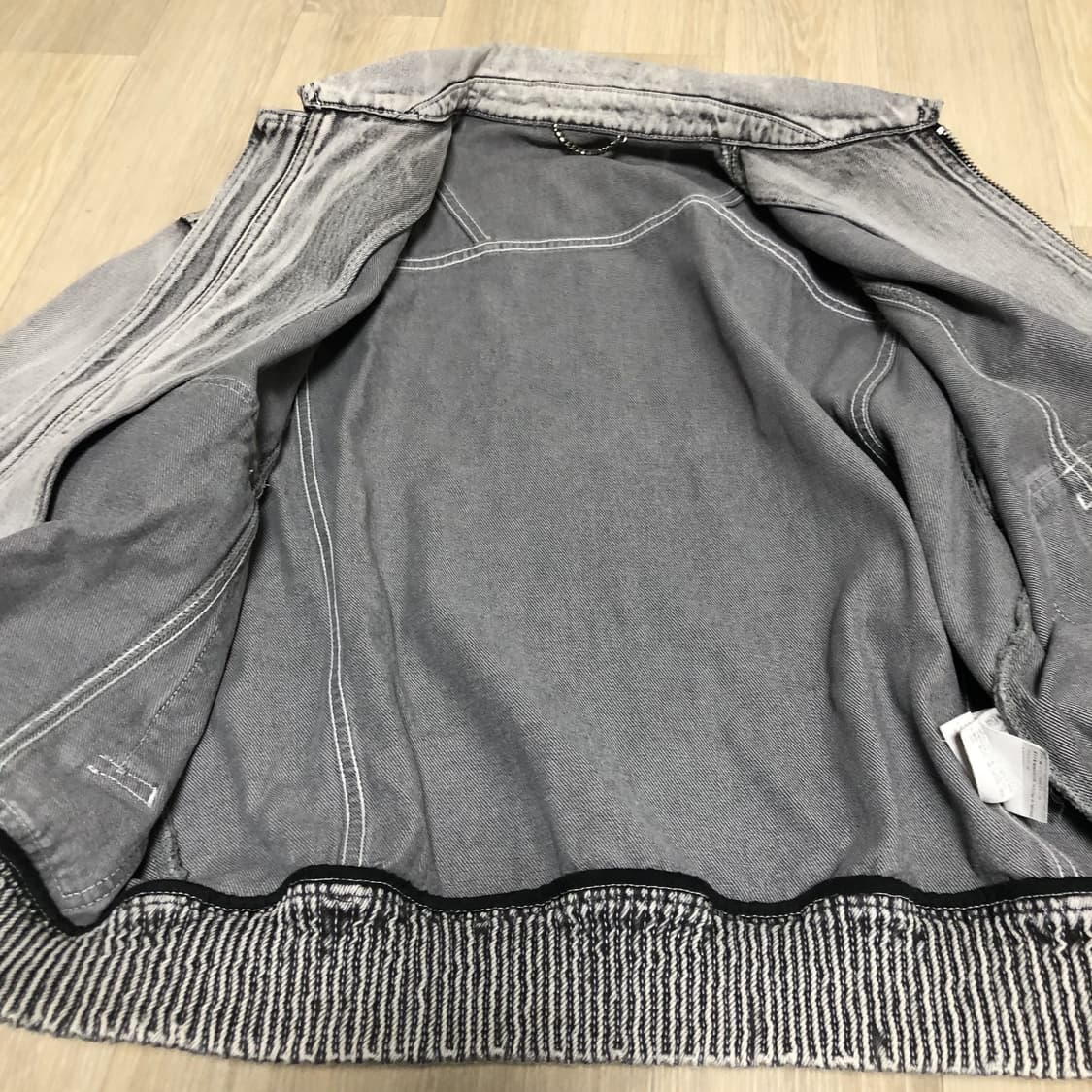 (48) 새상품 솔리드 옴므 23 SS 라이트 그레이 페이디드 데님 봄버 상품이미지9