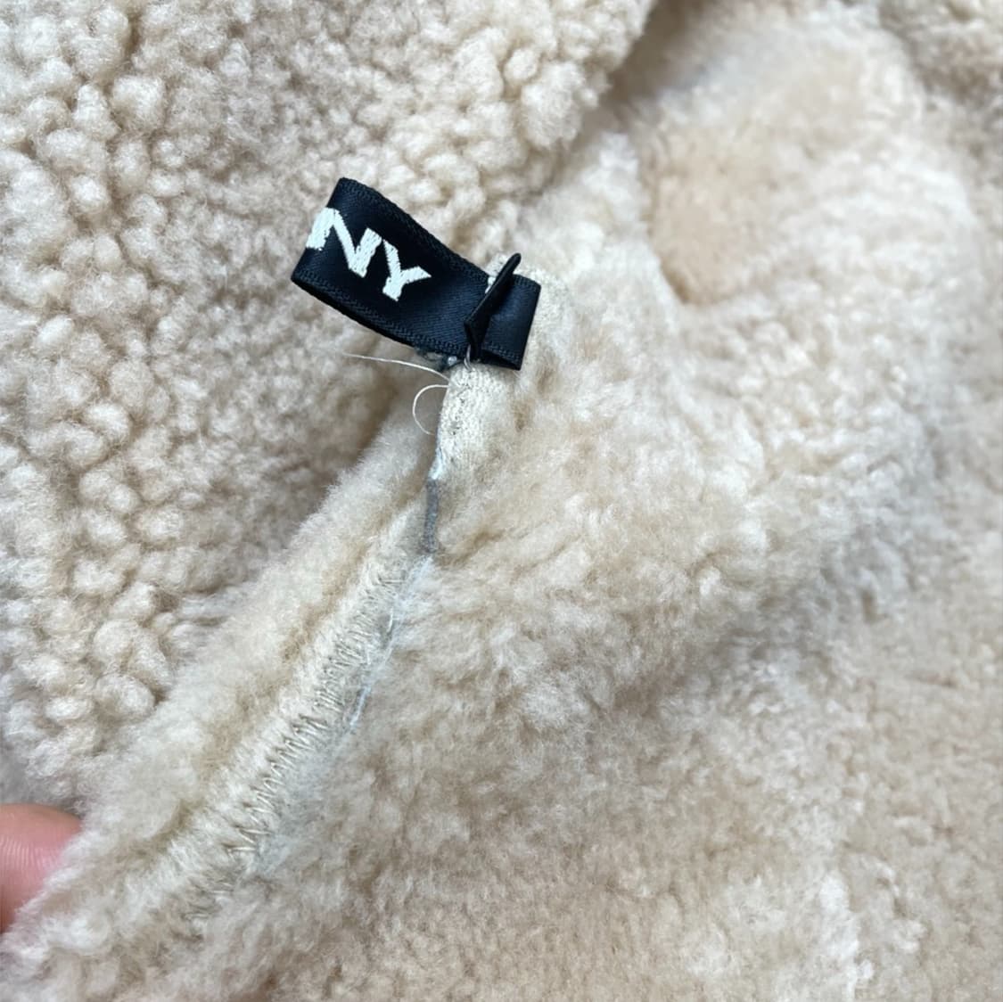 디케이엔와이 DKNY 베이지 후드 무스탕 롱코트 상품이미지4