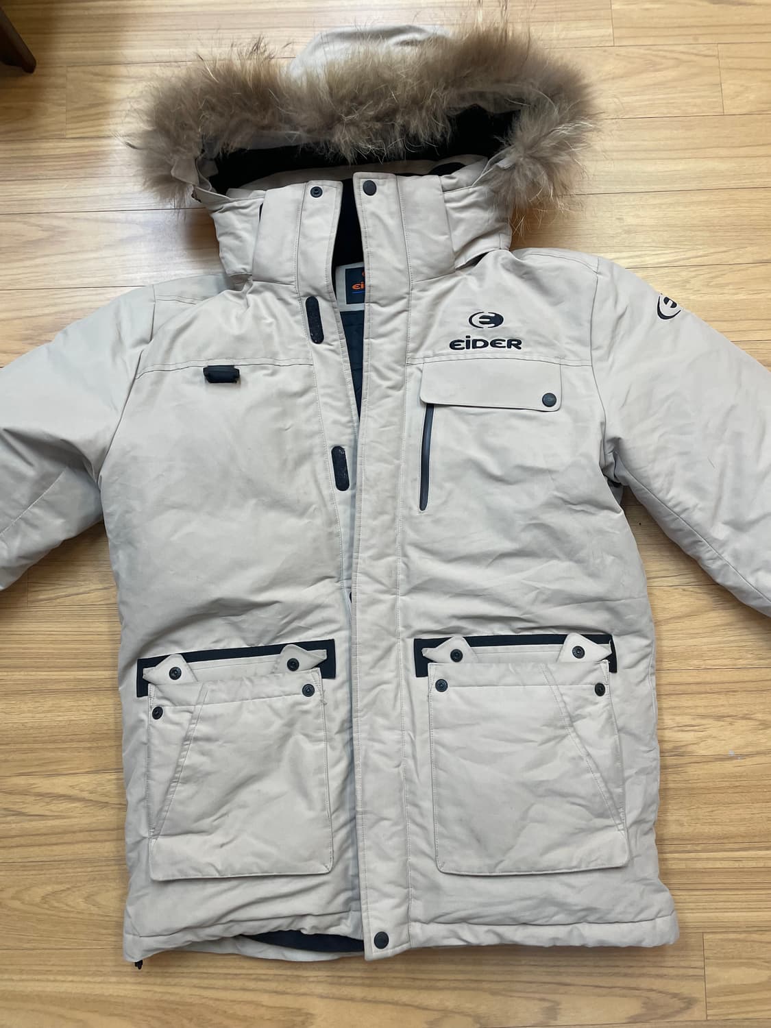 아이더 베이지색 패딩 XL 사이즈입니다. 
후드에 털이 달려있어 따뜻해보 상품이미지1