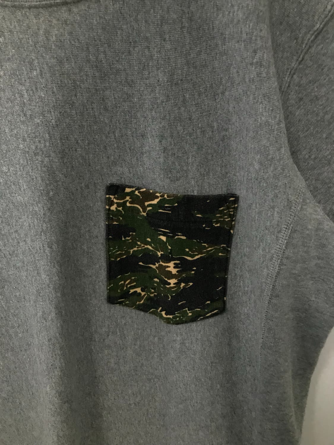 챔피온 카모 포켓 그레이 반팔 티셔츠 상품이미지3