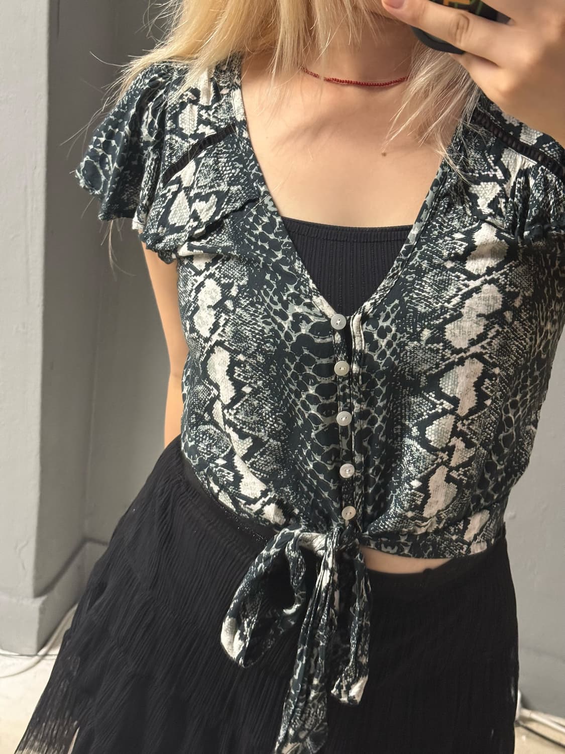 python pattern v-neck top 상품이미지3