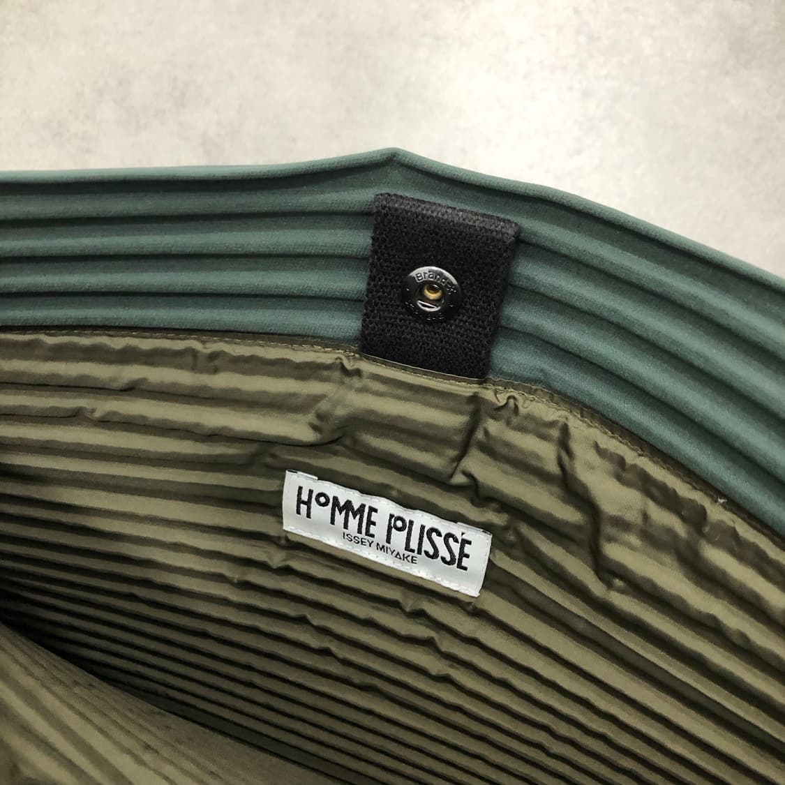 옴므플리세 이세이미야케 플리프 플랫메신저 크로스백 상품이미지4