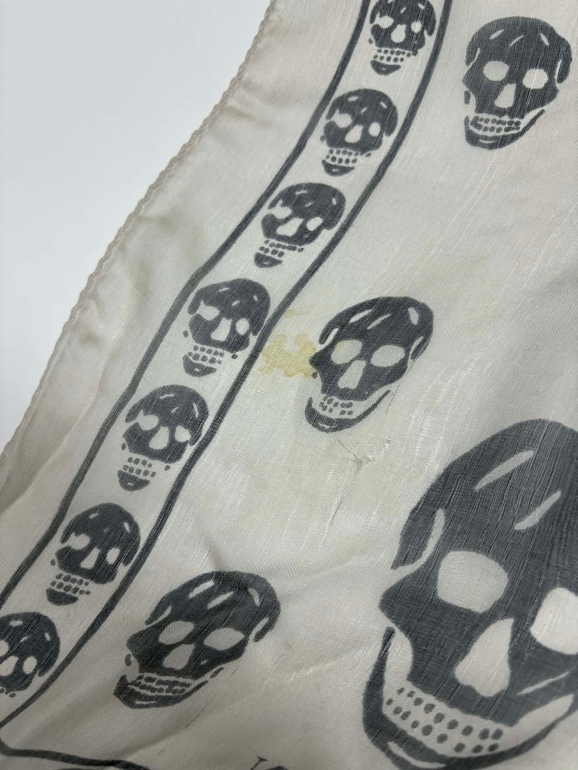 알렉산더 맥퀸 스컬 실크 스카프 상품이미지4