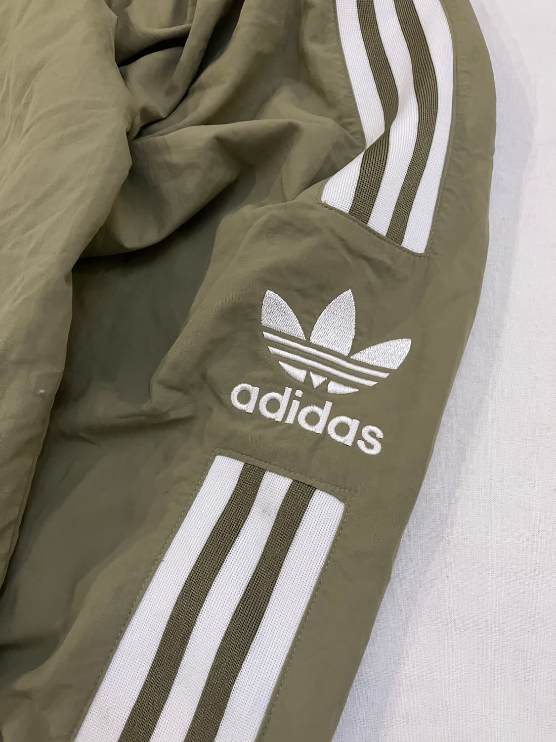 아디다스 투바투 연준 착용 트랙탑 자켓 카키 올리브 상품이미지3