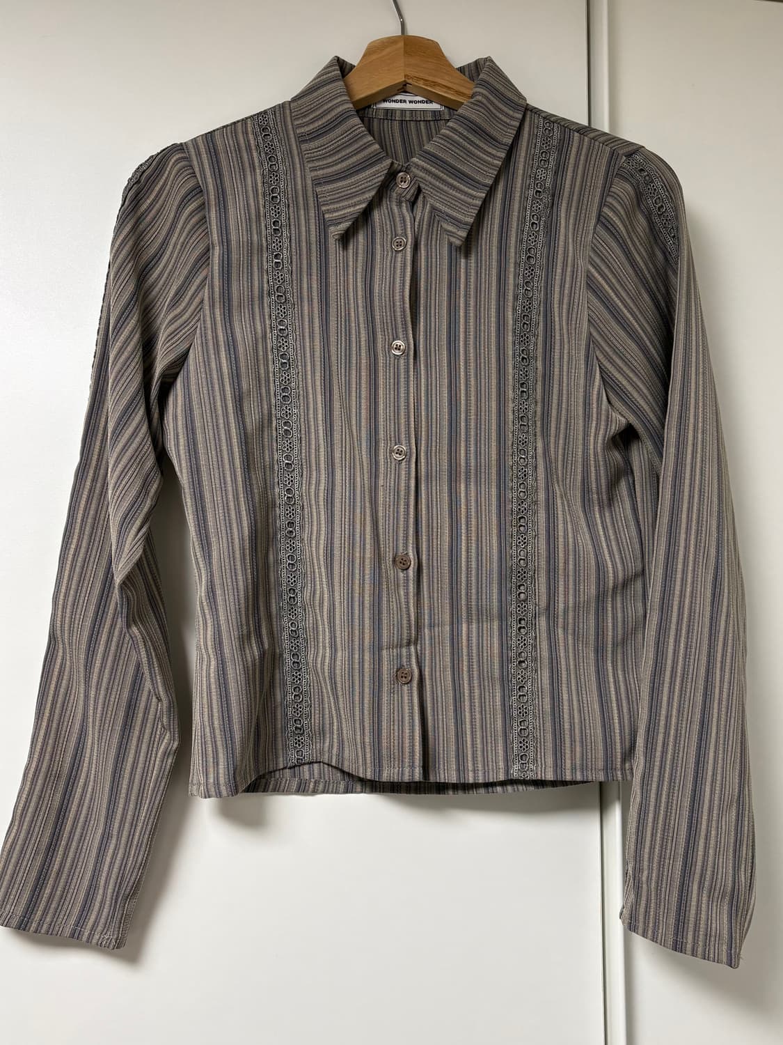 스트라이프 펀칭 레이스 긴팔 셔츠 상품이미지1