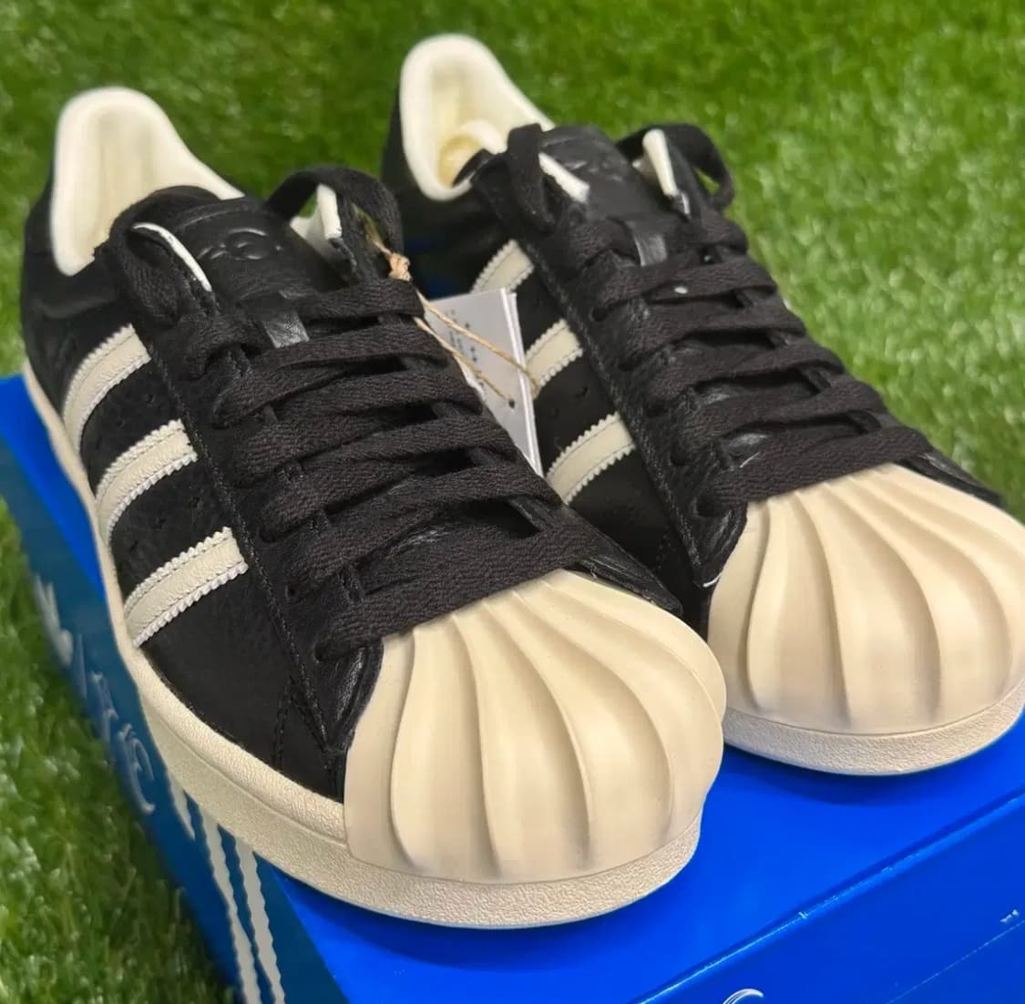 아디다스 x 떠그 클럽 슈퍼스타 빈티지 코어 블랙 크림 화이트 상품이미지2