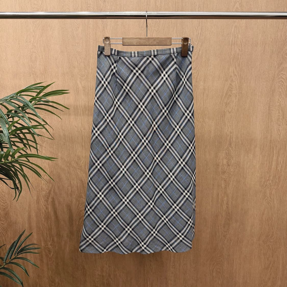 버버리 울 미디 스커트 노바 체크 패턴 디테일 A라인 차콜 그레이 상품이미지1