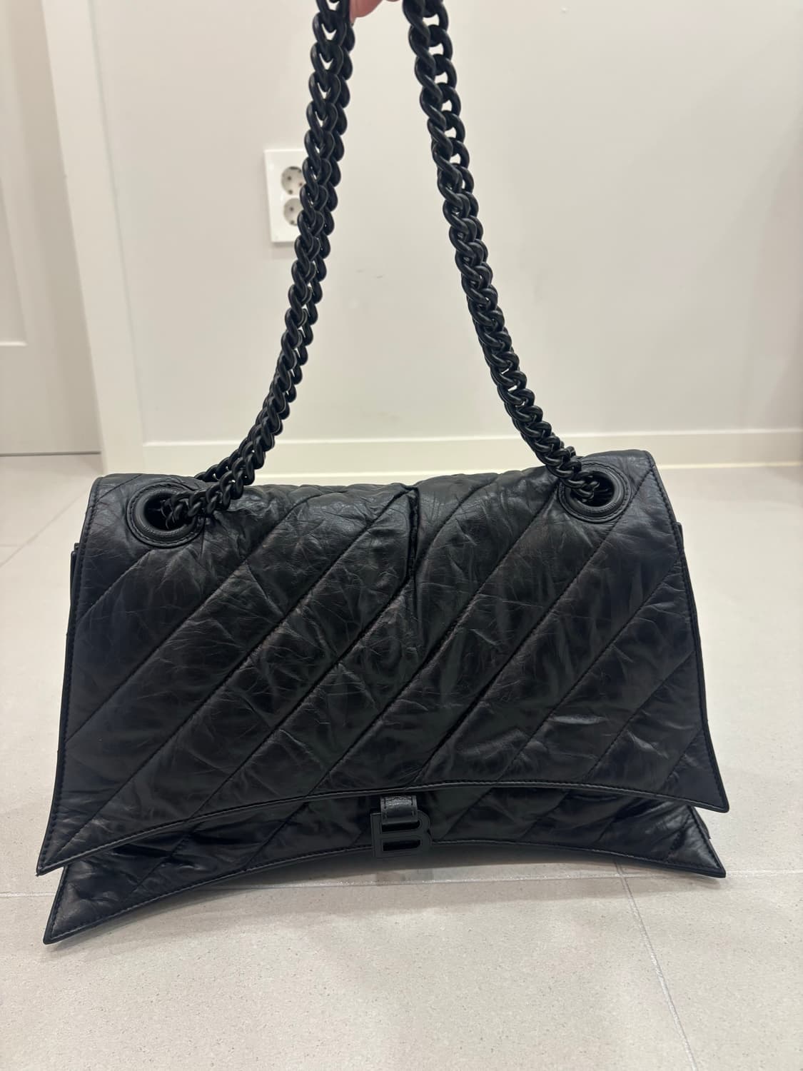 발렌시아가  미디엄 체인 백 퀄티드 블랙 상품이미지1