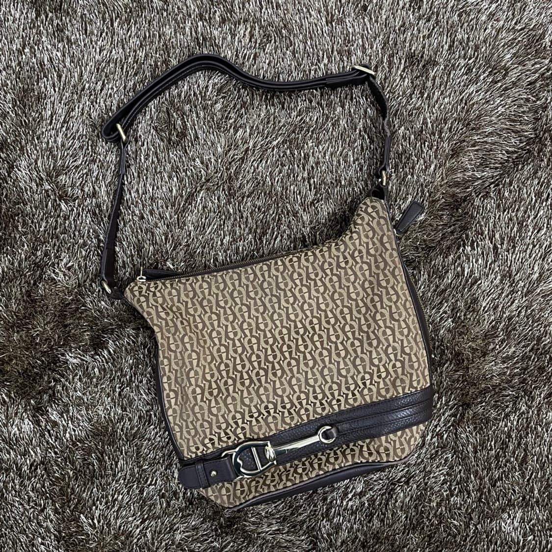 아이그너 AIGNER 브라운 모노그램 가죽 호보백 상품이미지1