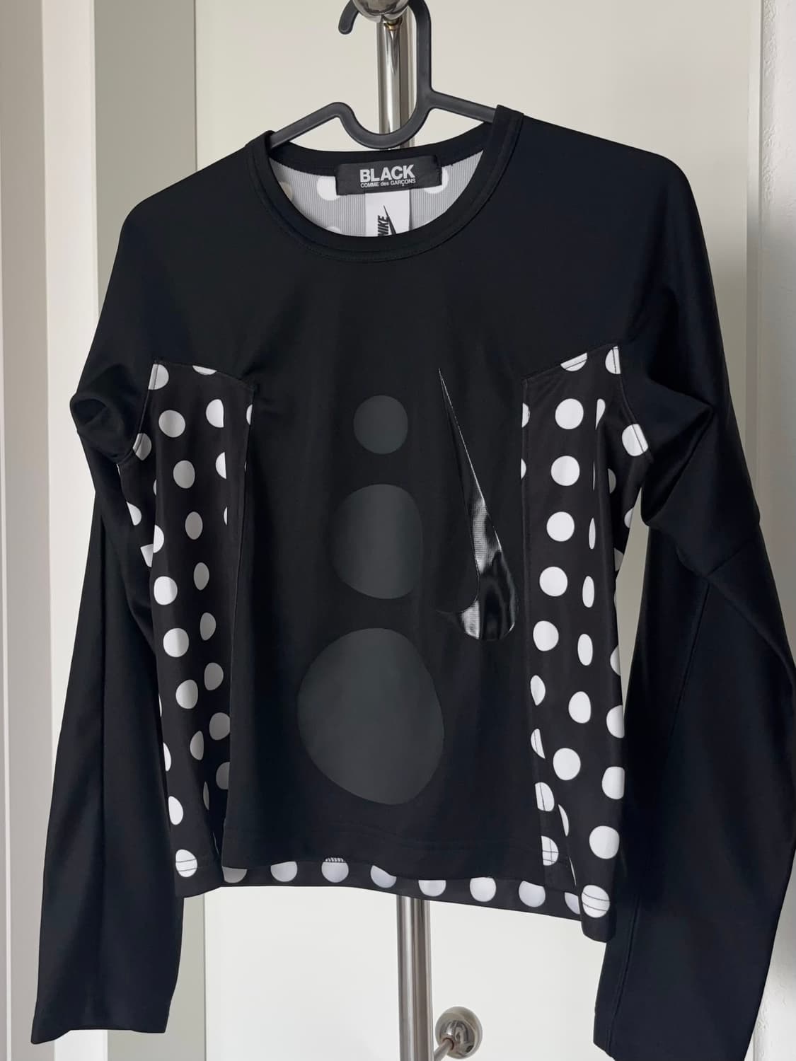 꼼데가르송 블랙 x 나이키 도트 티셔츠  상품이미지2