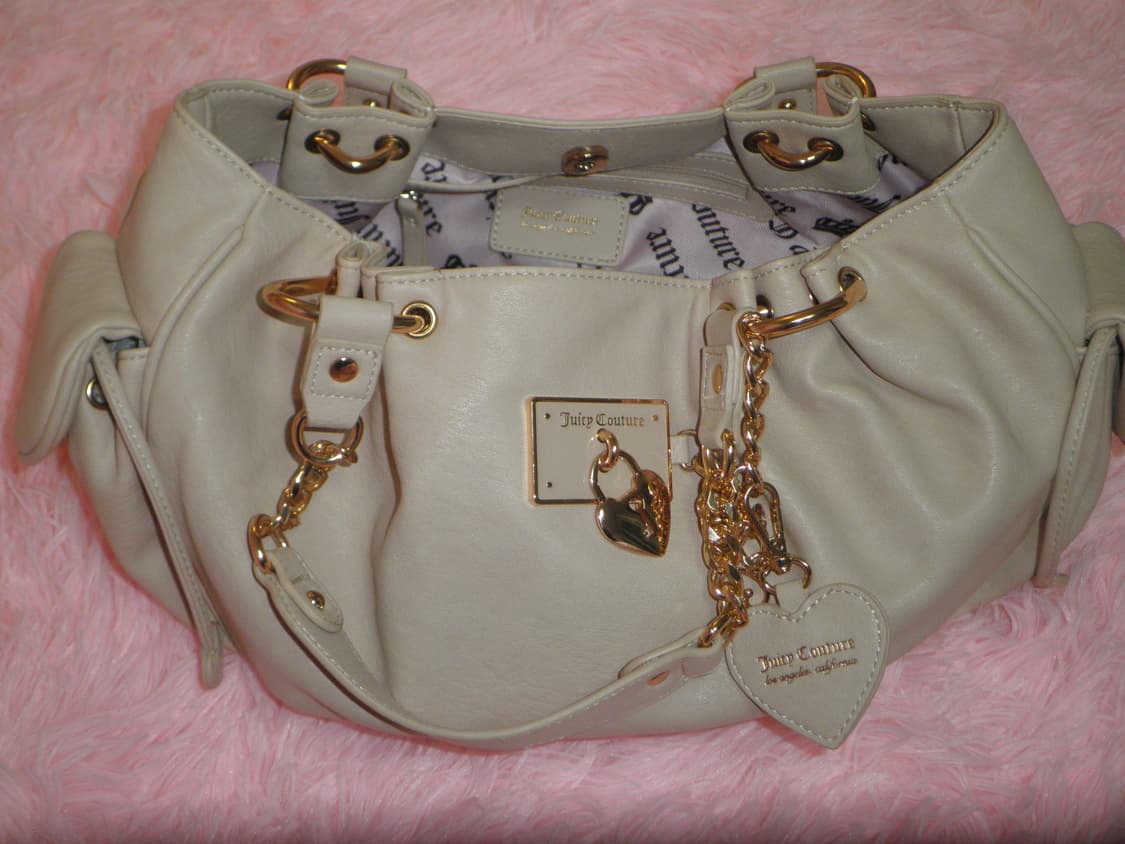 쥬시 꾸뛰르 하트 열쇠 챰 베이지 레더 숄더백 상품이미지1