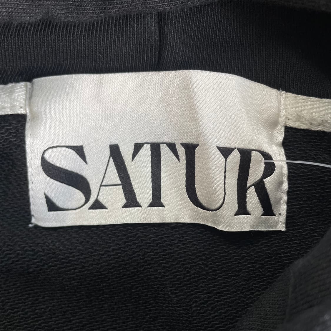 Satur  새터 본보야지 로고 블랙 후드티 상품이미지4
