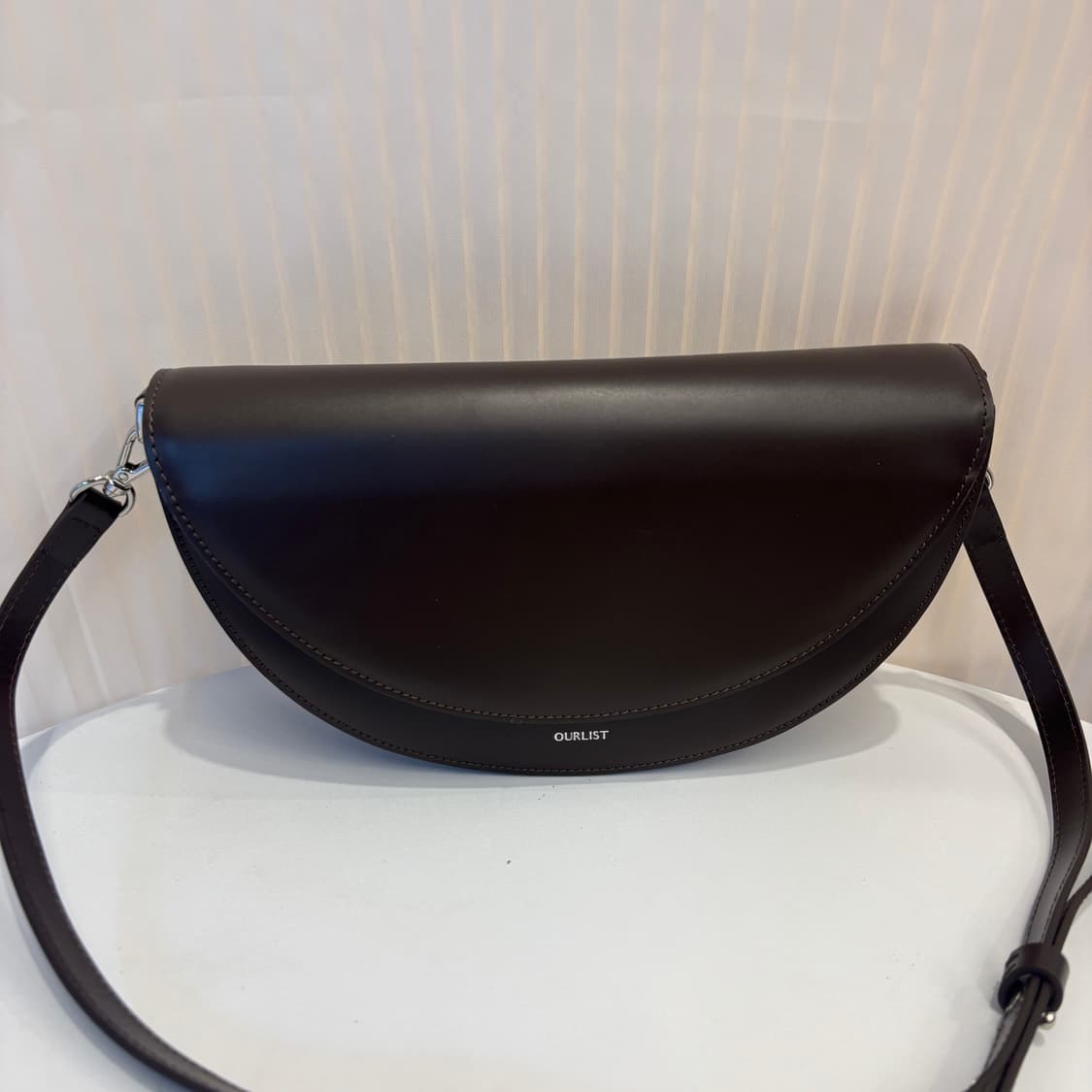 정품 아워리스트 크로스백    상품이미지2