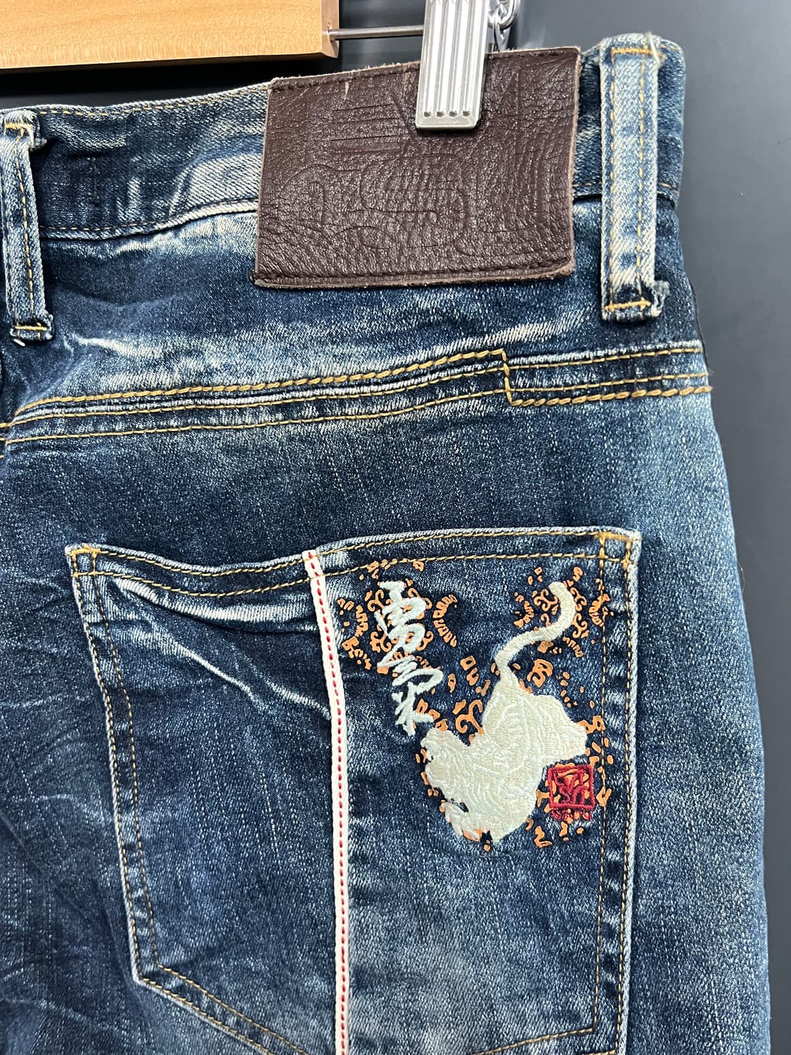 Evisu 에비수 백로고 백호 자수 슬림 스트레이트핏 데님 팬츠  상품이미지4