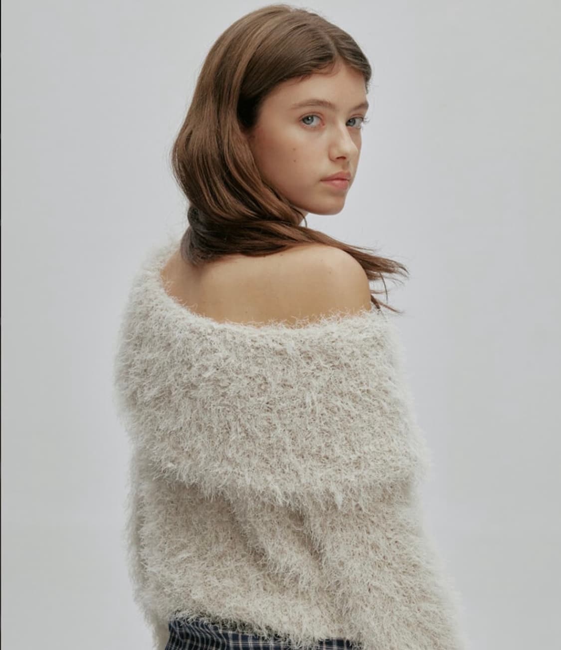 애프터아워즈 소프트 헤어리 원숄더 니트 상품이미지1