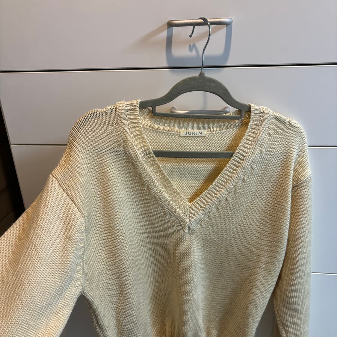 JURIN 아이보리 울100% 브이넥 니트 상품이미지4