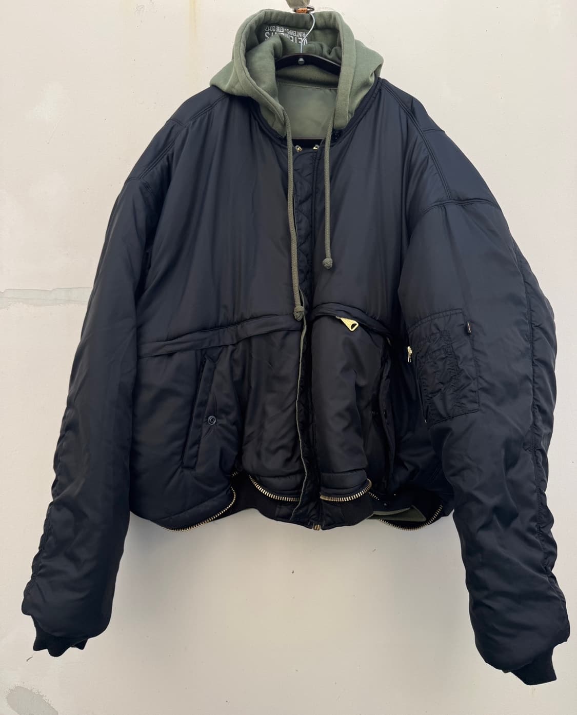 베트멍 x 알파 인더스트리 17FW 양면 후드 봄버 MA-1  상품이미지4
