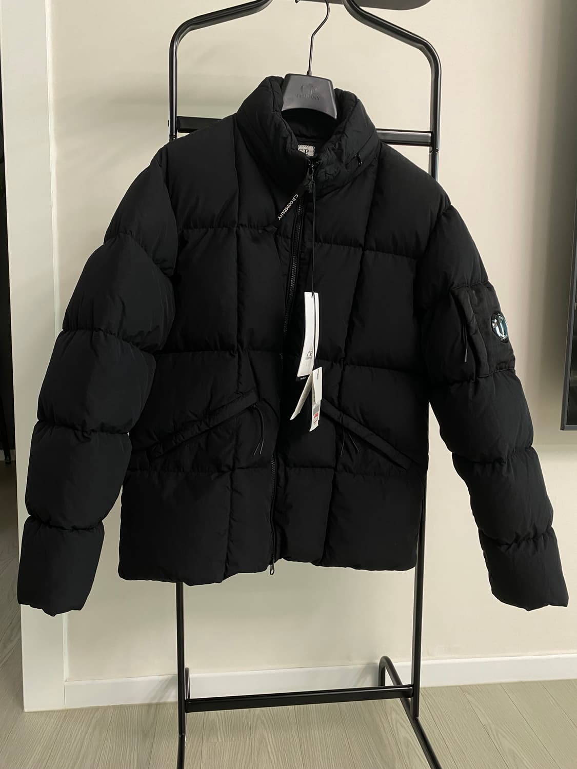 cp컴퍼니 24fw 블랙 패딩 M 상품이미지1