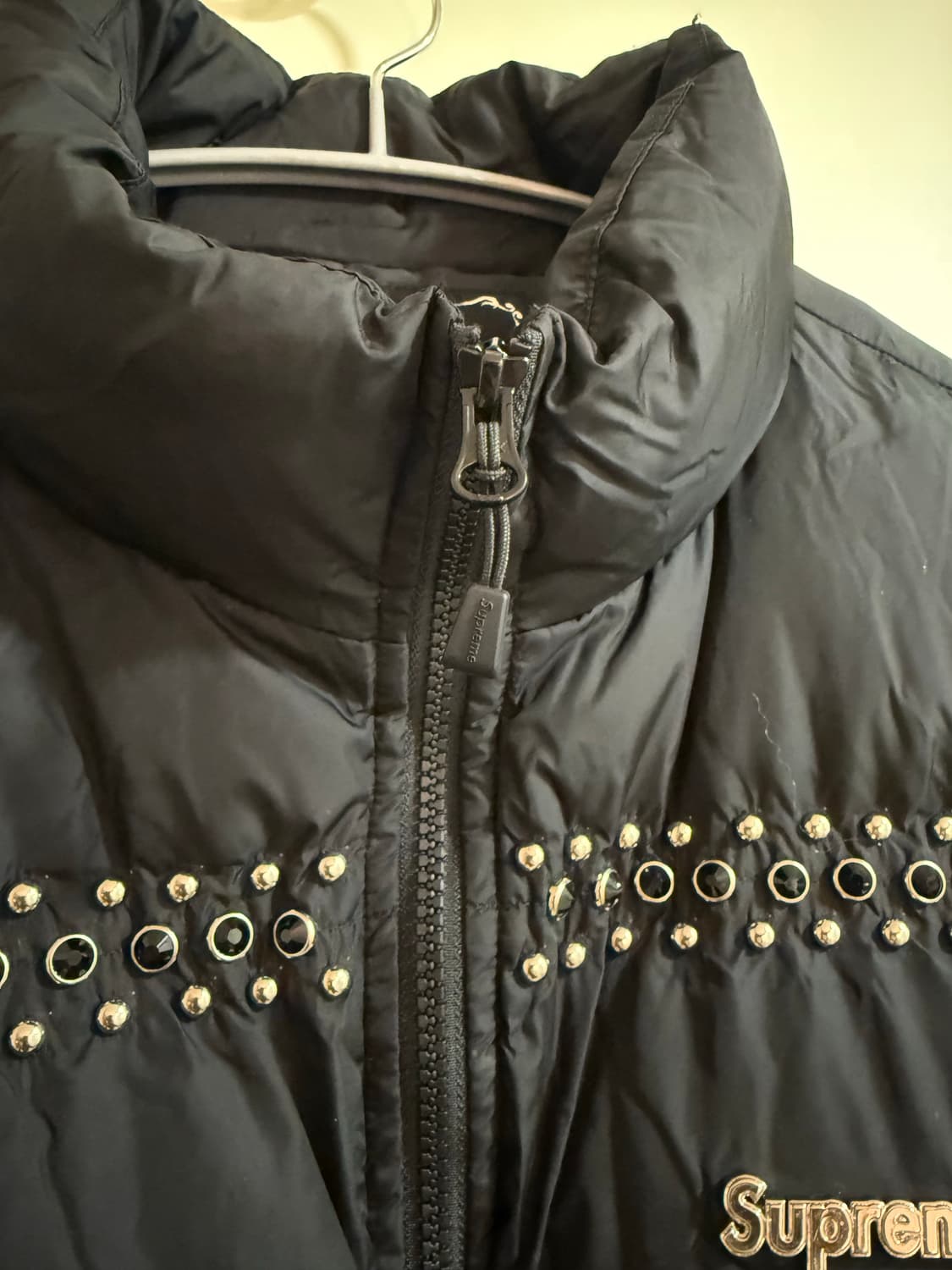 슈프림 x B.B. 사이먼 스터드 퍼퍼 자켓 블랙 - 22SS 상품이미지3