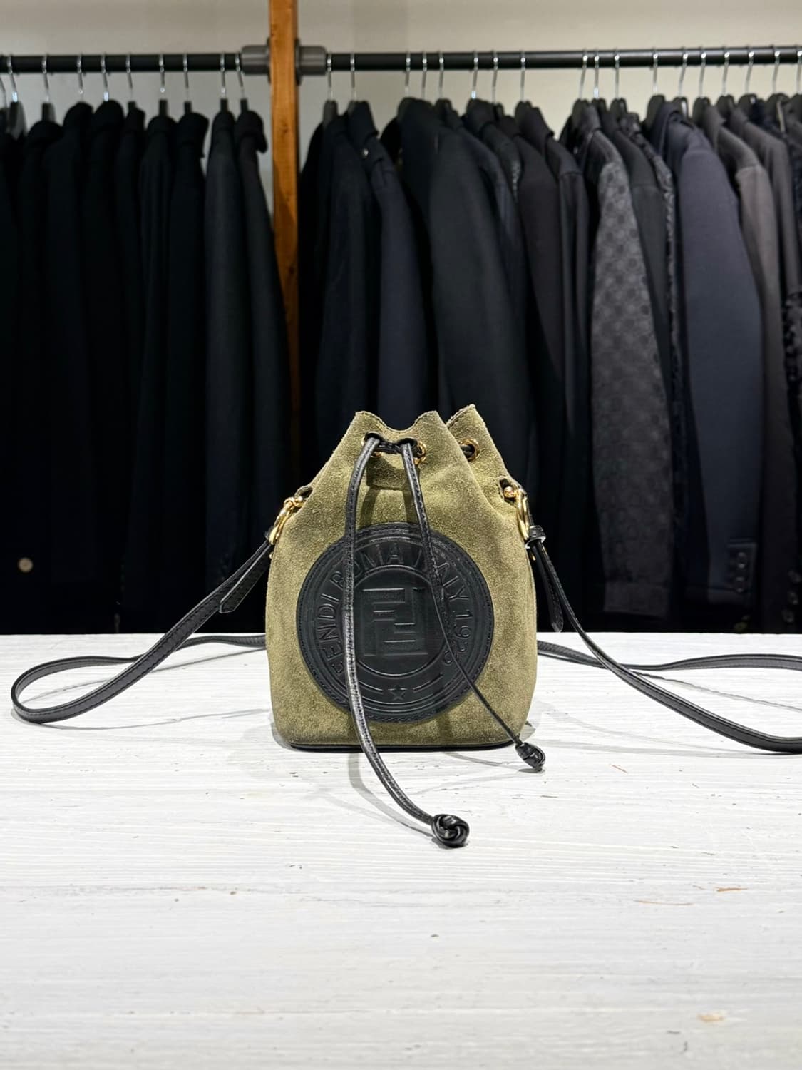 펜디 카키 몬트레조 미니 스웨이드 버킷백 상품이미지1