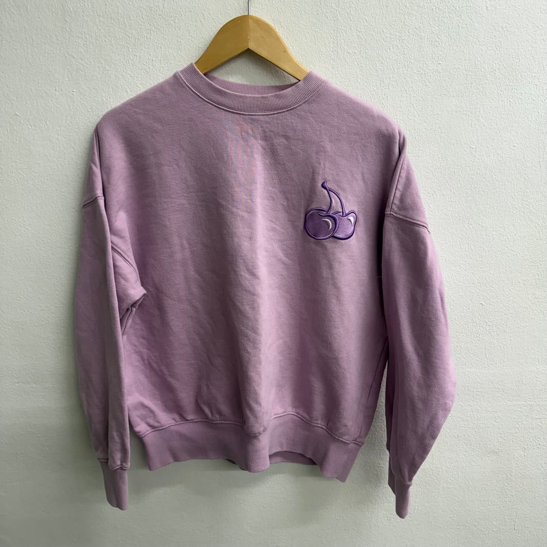 키르시 체리 자수 맨투맨 라벤더 1 상품이미지1