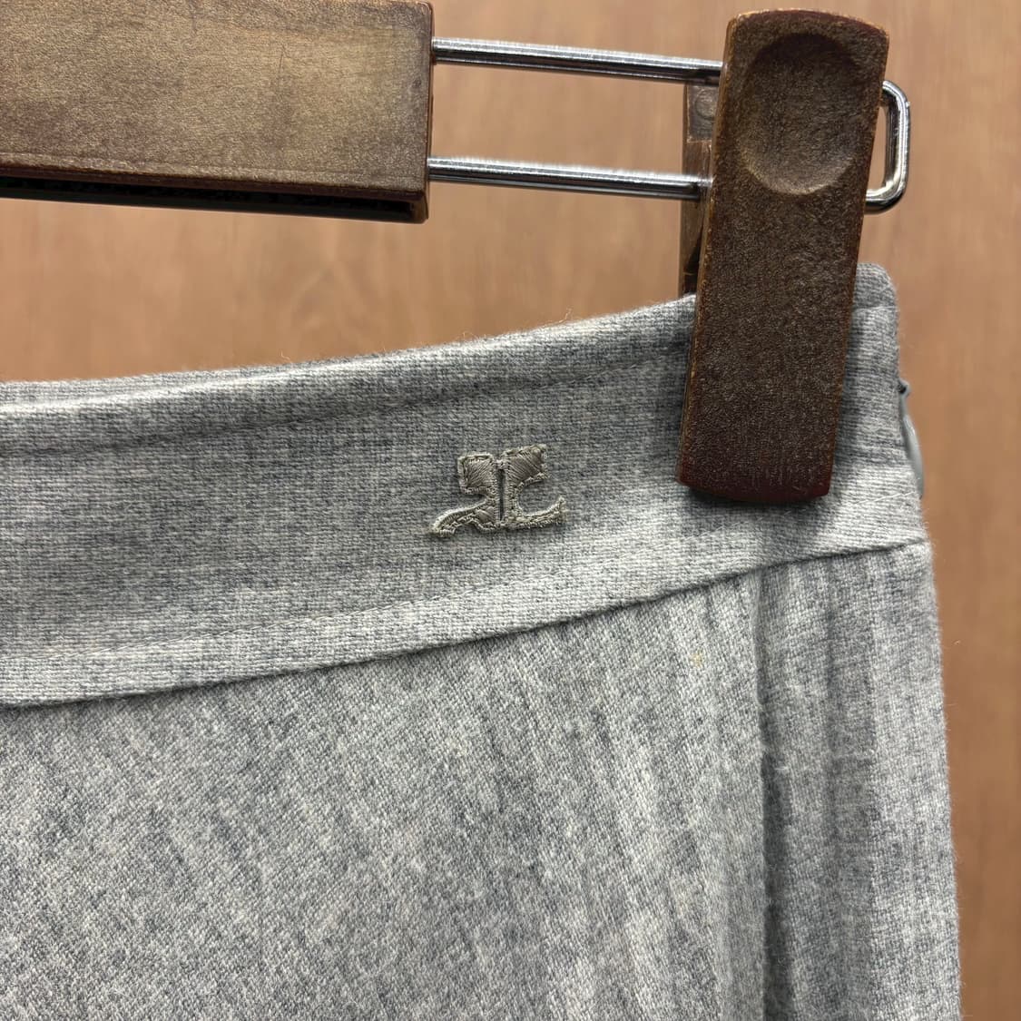 꾸레쥬 울 미디 스커트 플리츠 로고 자수 디테일 그레이 상품이미지6