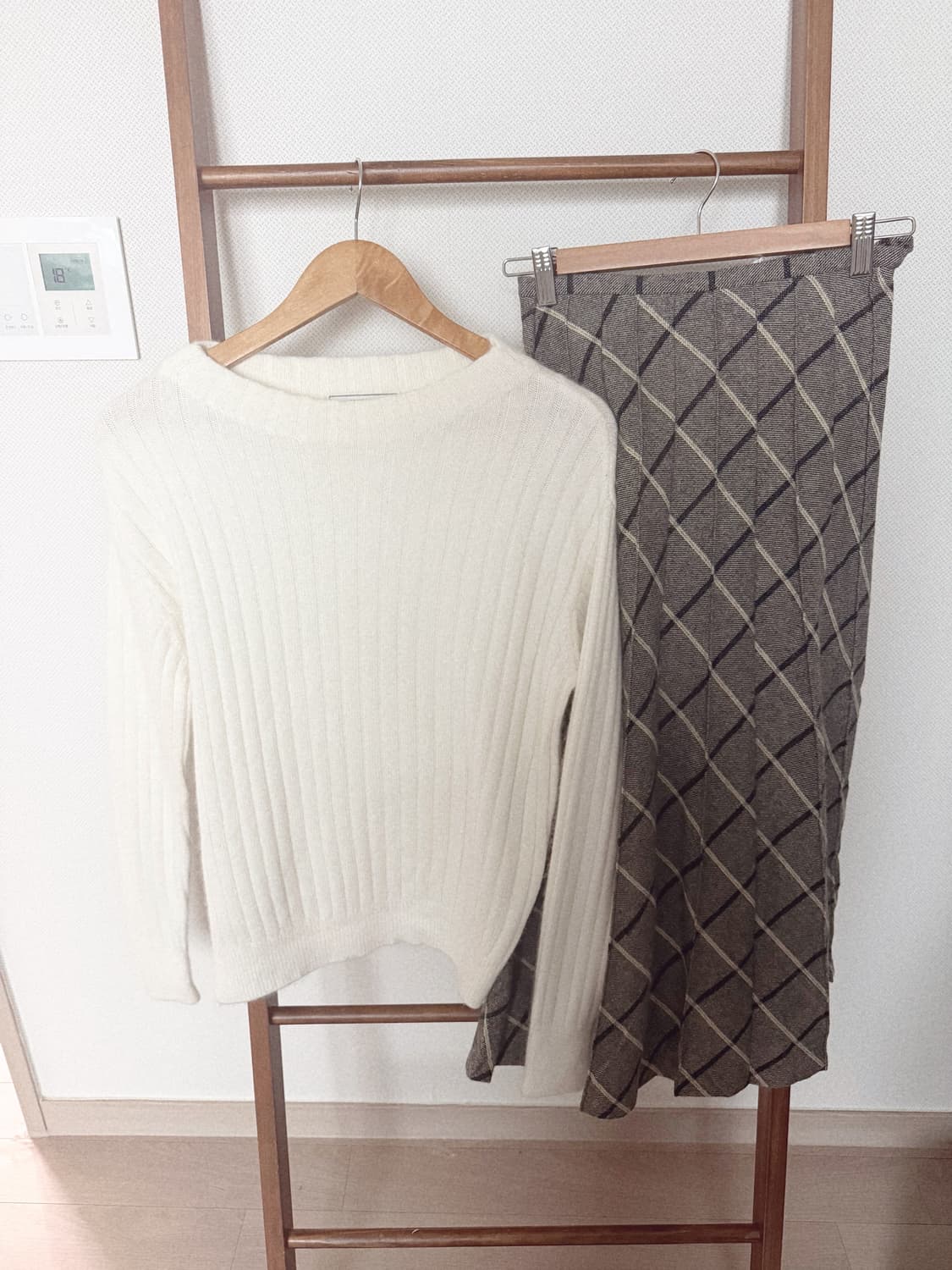 화이트 앙고라니트 * 체크 울스커트 코디세트 상품이미지1