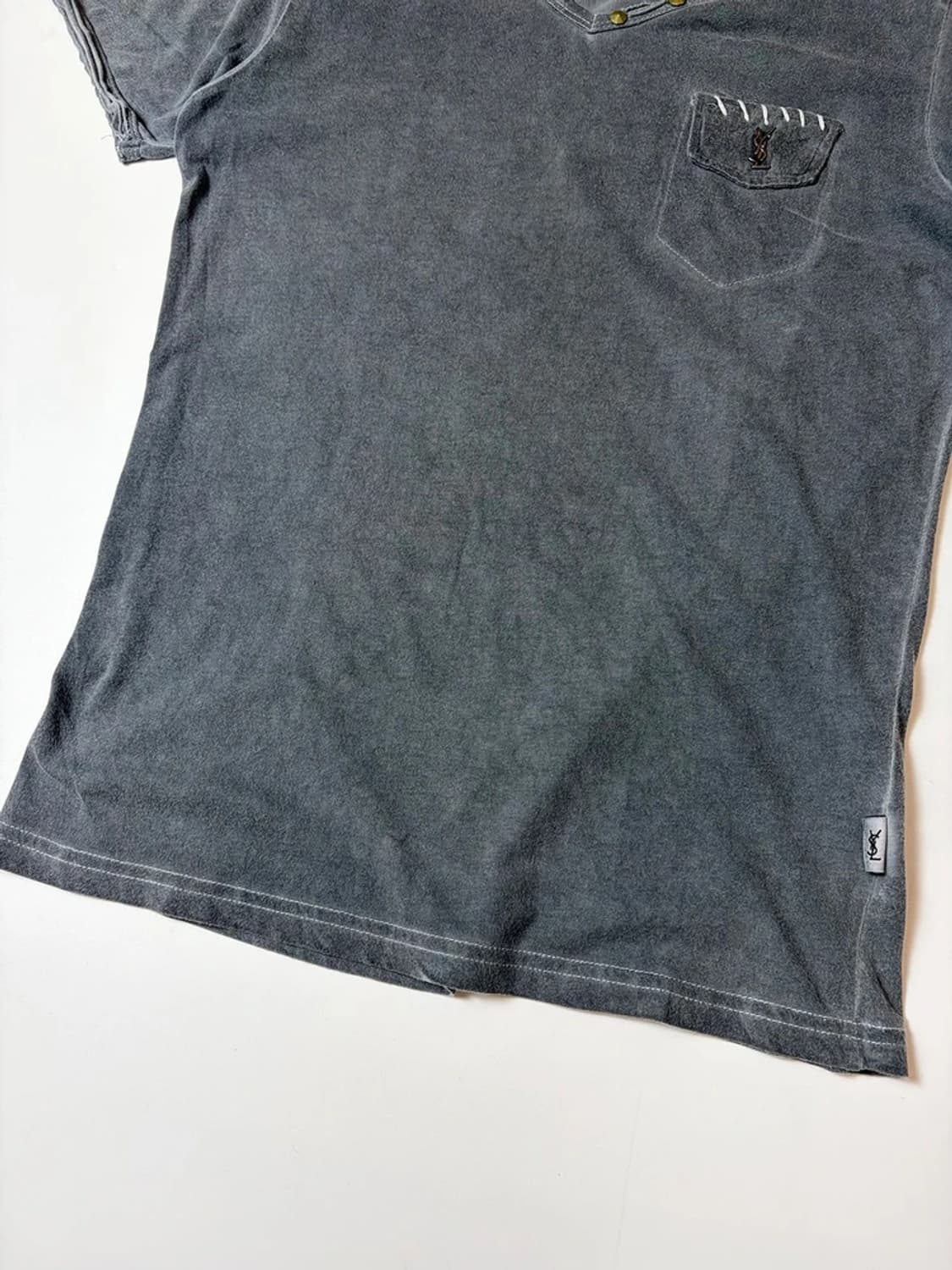 입생로랑 00's 스터드 브이넥 반팔 티셔츠 PN9572 상품이미지3