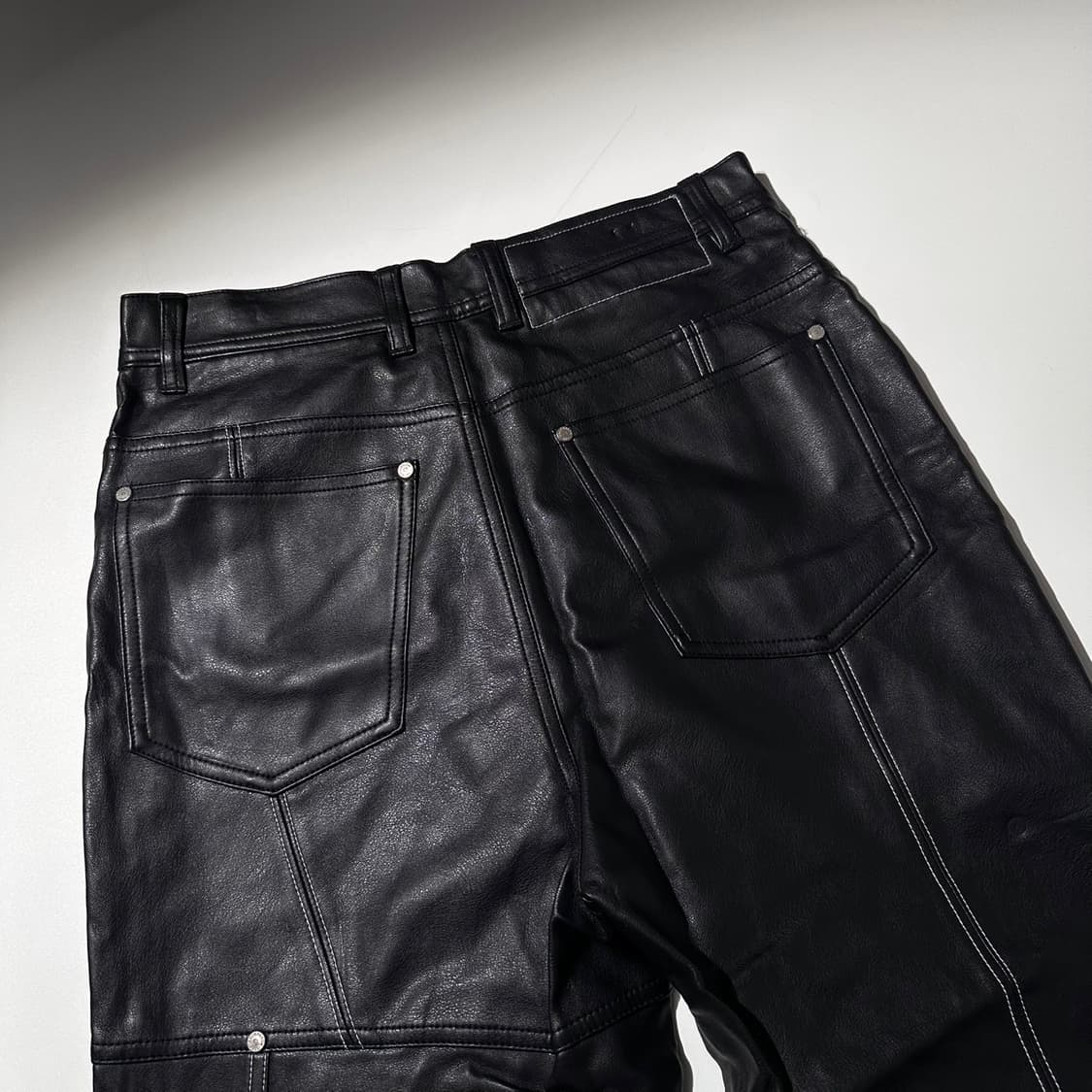 앤더슨벨 보이 레더 패널 크롭 팬츠 상품이미지6