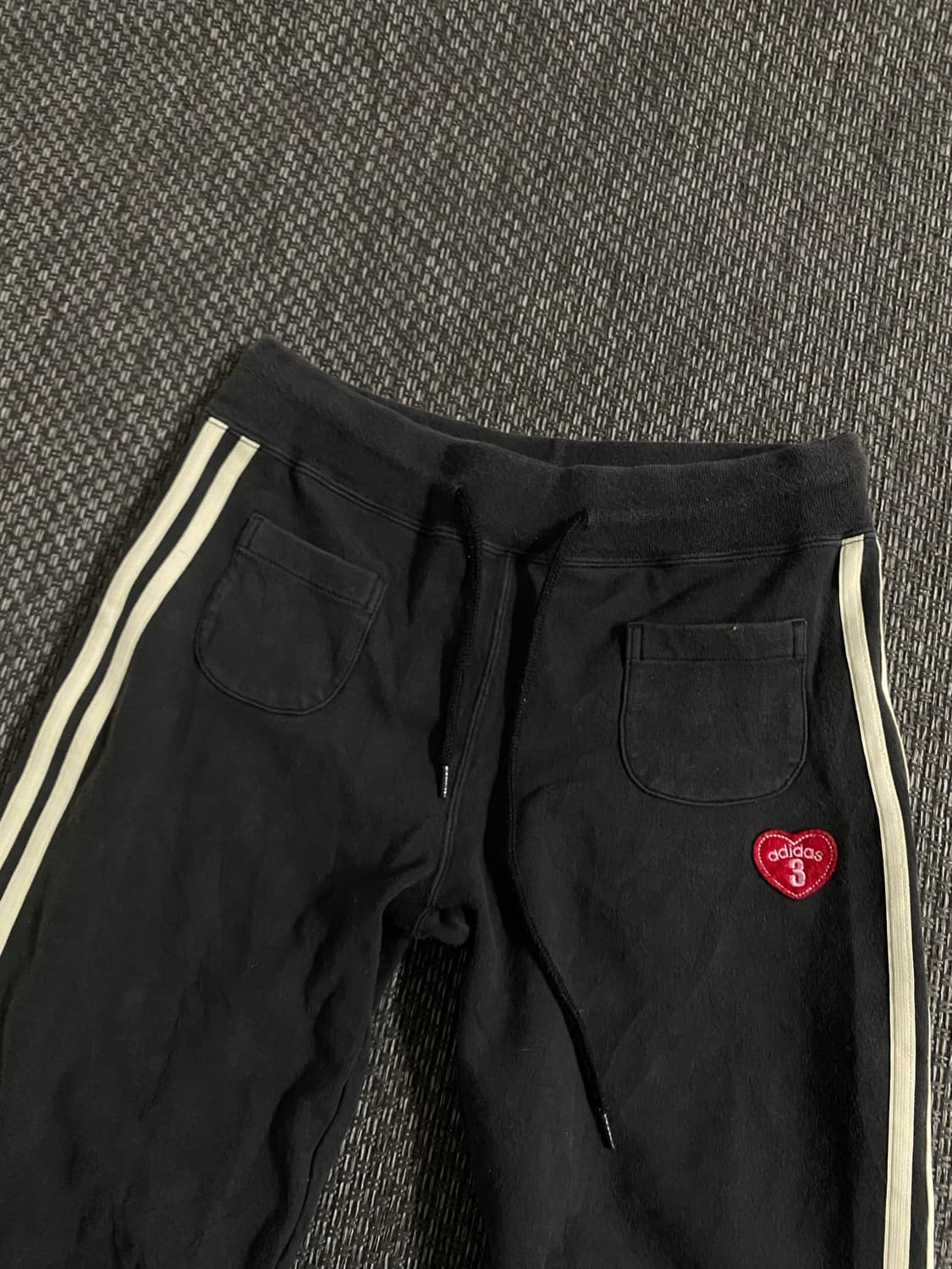 [adidas] Black wide-leg spell-out sweatp 상품이미지3