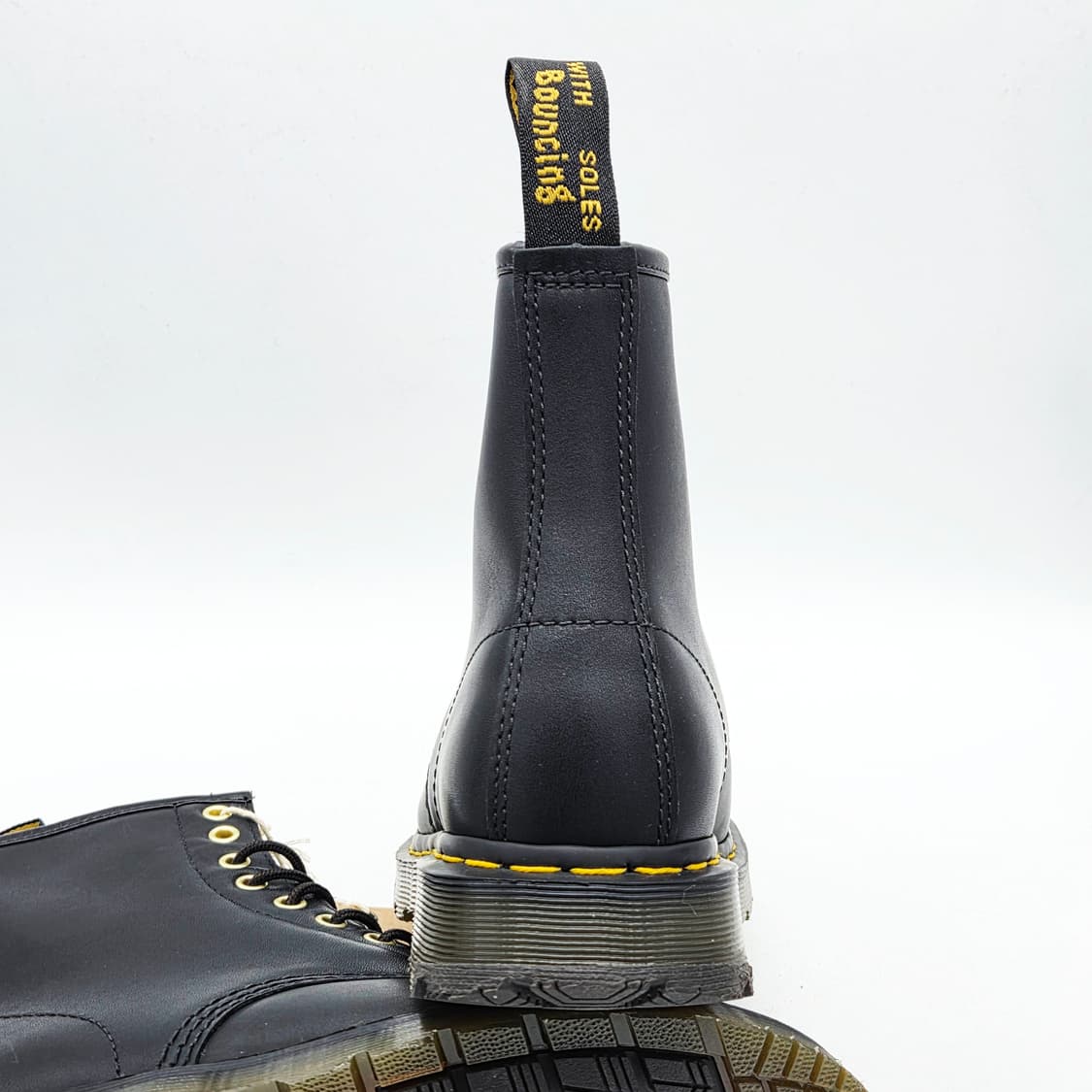 닥터마틴 26860 8홀 부츠 블랙 (UK 6) 상품이미지2