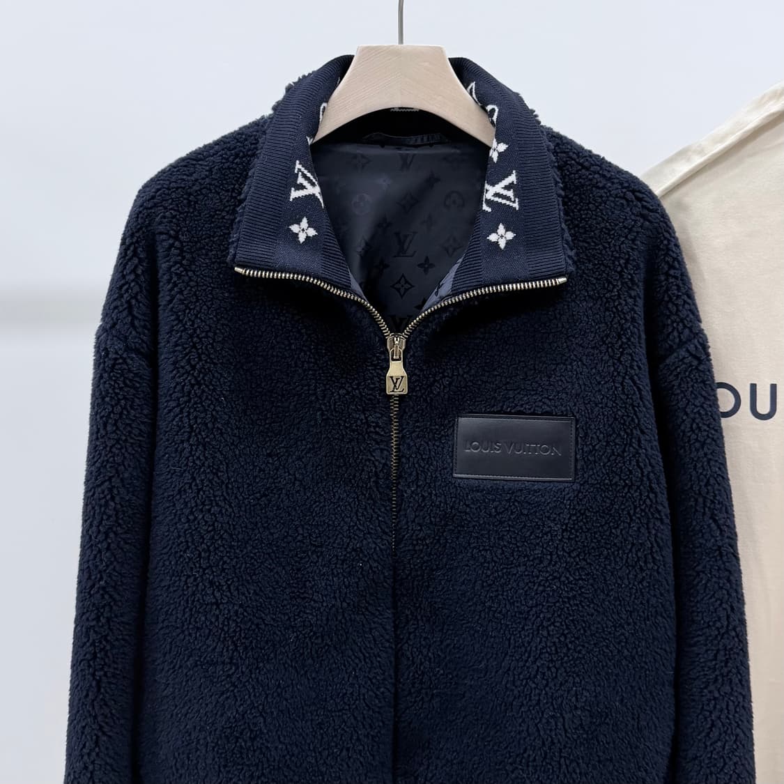 [S+급/L] 25FW 루이비통 레더패치 플리스 블루종 자켓 상품이미지3