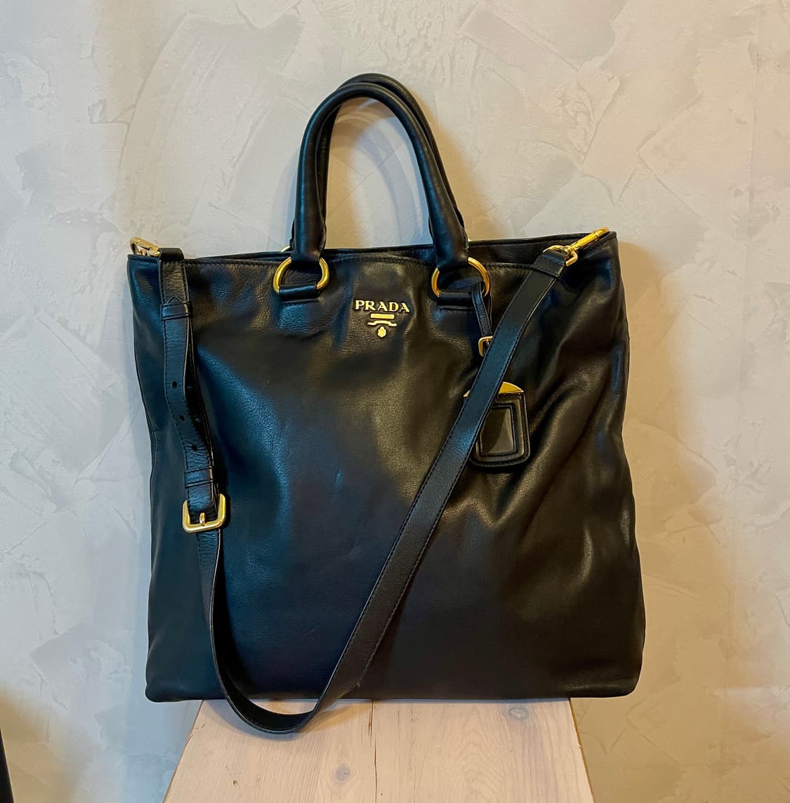 프라다 Prada BN1713 블랙 소프트 카프 금장 로고 투웨이 백 상품이미지1