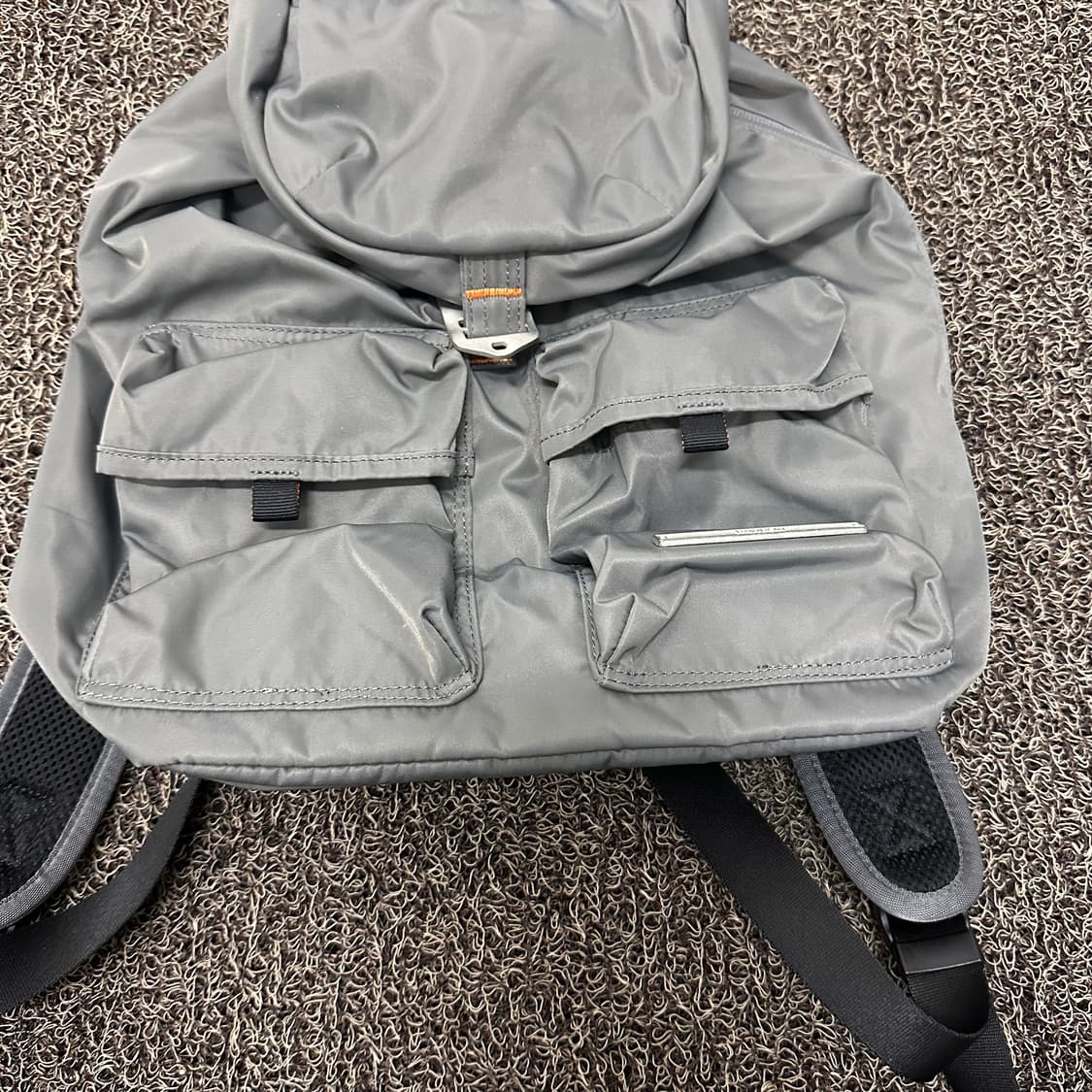 로우로우 포켓 백팩 챠콜 상품이미지4