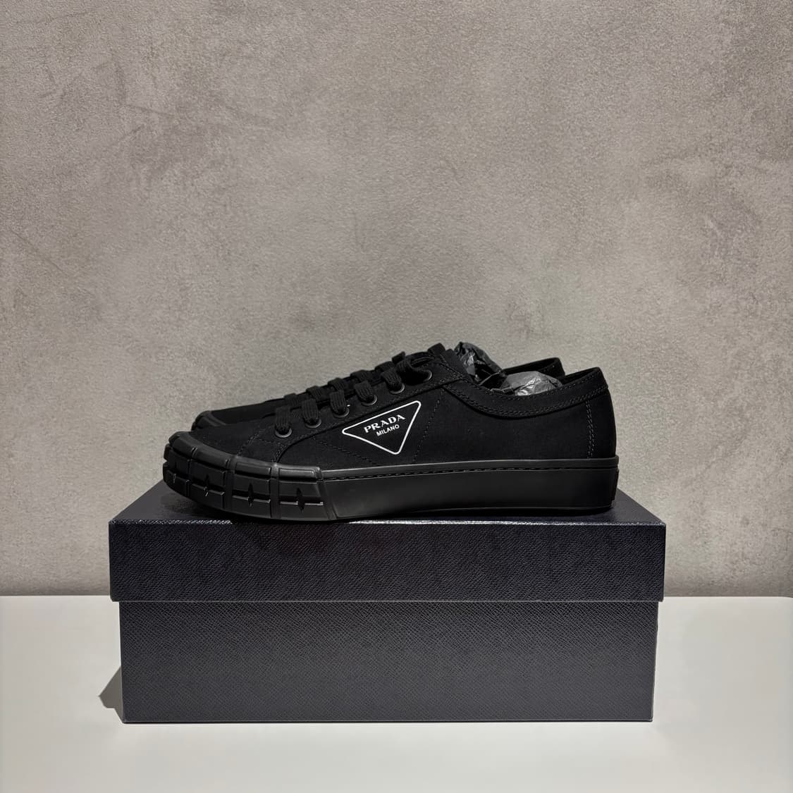 프라다 삼각로고 스니커즈 상품이미지2