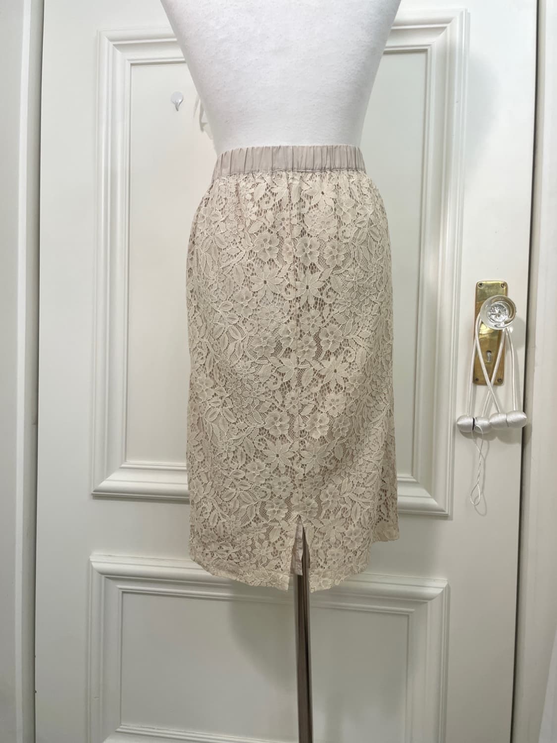 beige lace banding midi skirt(size-38) 상품이미지4