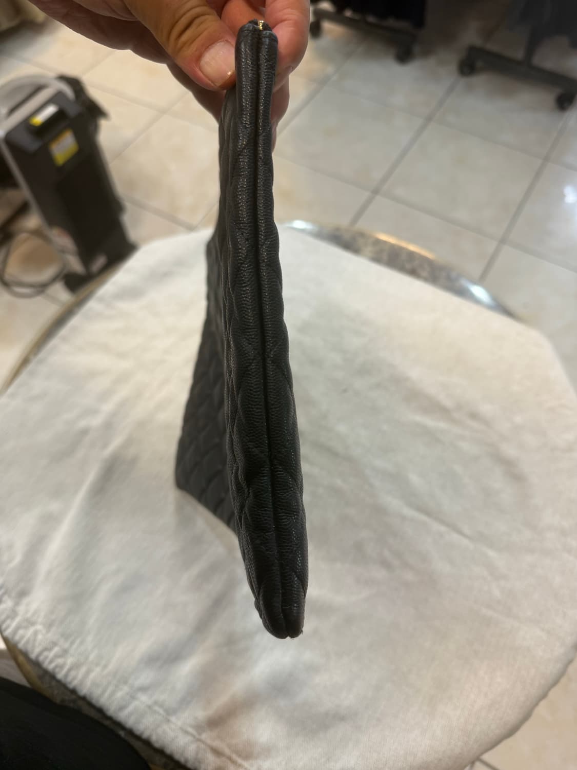 정품 샤넬 23번대 클래식 캐비어 클러치 팝니다 상품이미지3