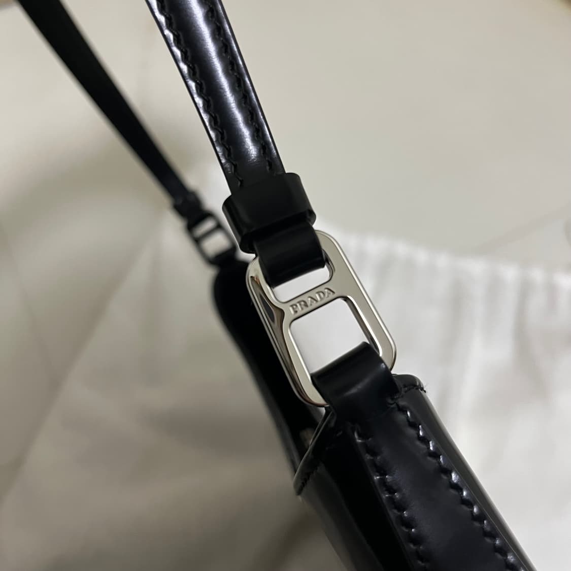프라다 클레오 브러쉬드 호보백 상품이미지6