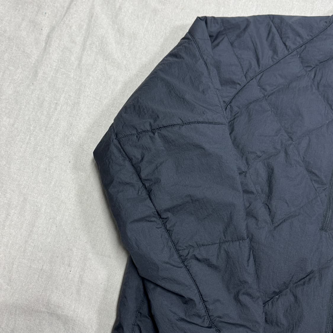 유니클로 화이트마운티니어링 하이브리드 다운 XL 상품이미지4