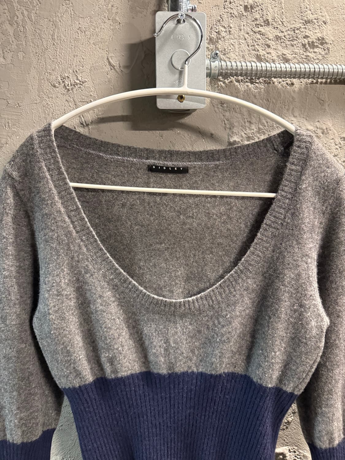 시슬리 SISLEY 투톤 브이넥 니트 그레이/네이비 S 상품이미지4