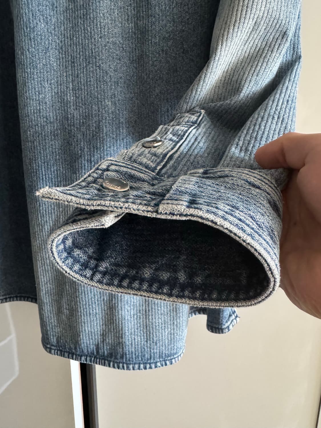 우영미 코듀로이 데님 백로고 셔츠 블루 - 25SS 상품이미지7